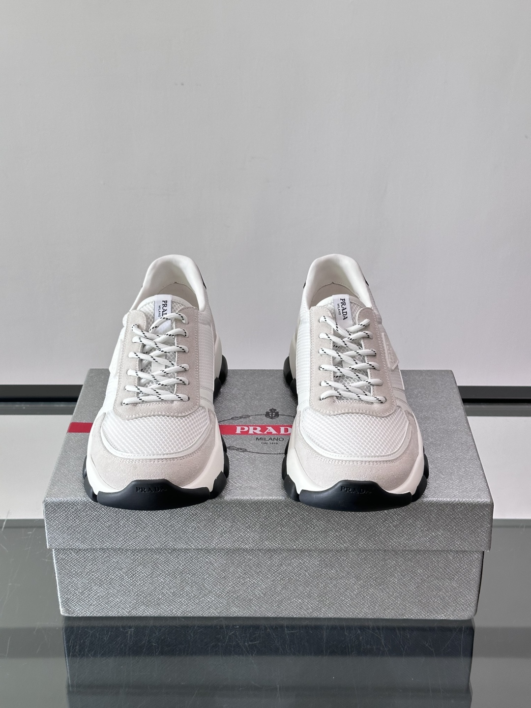 ​​Prada  运动鞋​​💯百搭色调，网面 + 麂皮拼接鞋面，鞋侧有 Prada 三角形标志性的"符号"logo 压纹