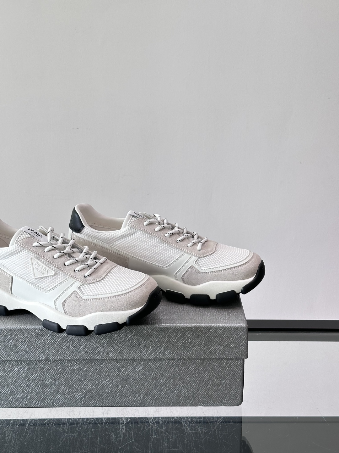 ​​Prada  运动鞋​​💯百搭色调，网面 + 麂皮拼接鞋面，鞋侧有 Prada 三角形标志性的"符号"logo 压纹