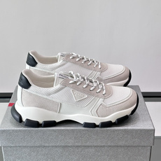 Prada 运动鞋💯百搭色调,网面 + 麂皮拼接鞋面,鞋侧有 Prada 三角形标志性的"符号"logo 压纹 Prada 运动鞋💯百搭色调,网面 + 麂皮拼接鞋面,鞋侧有 Prada 三角形标志性的"符号"logo 压纹