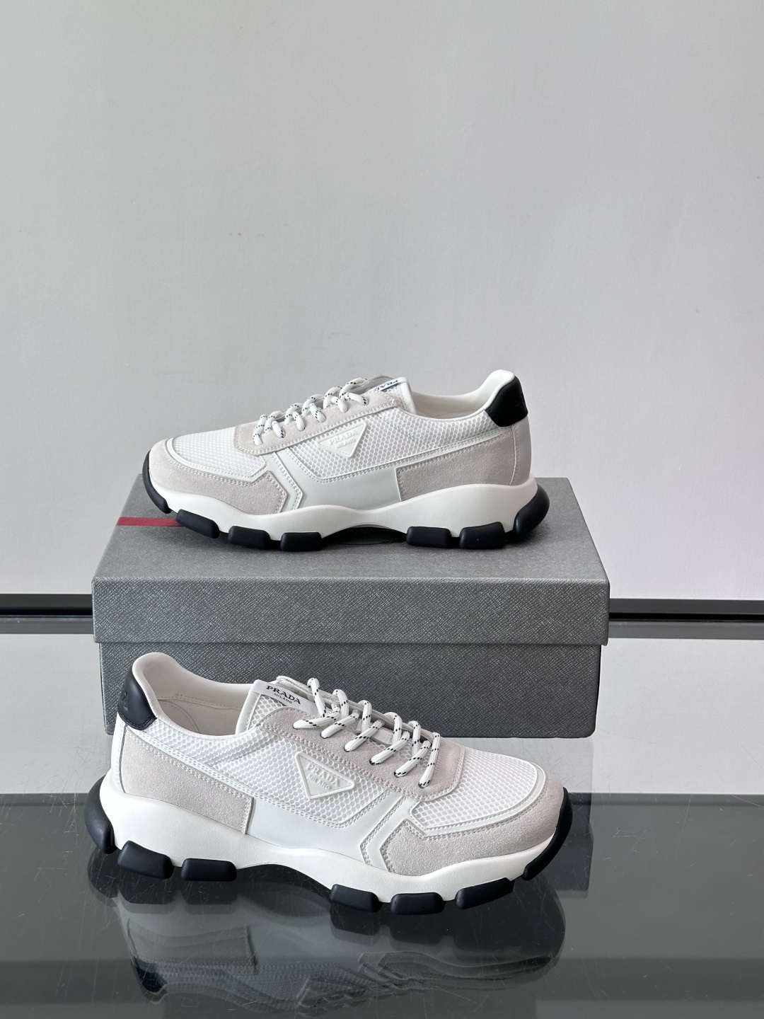 ​​Prada  运动鞋​​💯百搭色调，网面 + 麂皮拼接鞋面，鞋侧有 Prada 三角形标志性的"符号"logo 压纹