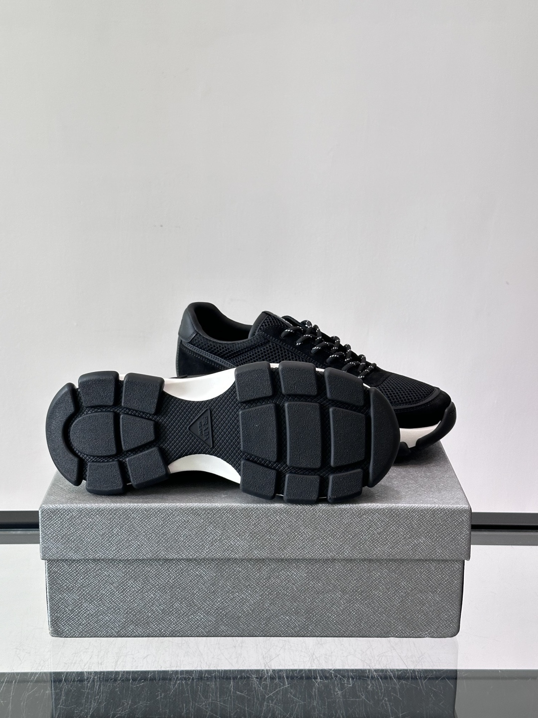 Prada 运动鞋💯百搭色调,网面 + 麂皮拼接鞋面,鞋侧有 Prada 三角形标志性的"符号"logo 压纹 Prada 运动鞋💯百搭色调,网面 + 麂皮拼接鞋面,鞋侧有 Prada 三角形标志性的"符号"logo 压纹