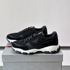 Prada 运动鞋💯百搭色调,网面 + 麂皮拼接鞋面,鞋侧有 Prada 三角形标志性的"符号"logo 压纹 Prada 运动鞋💯百搭色调,网面 + 麂皮拼接鞋面,鞋侧有 Prada 三角形标志性的"符号"logo 压纹