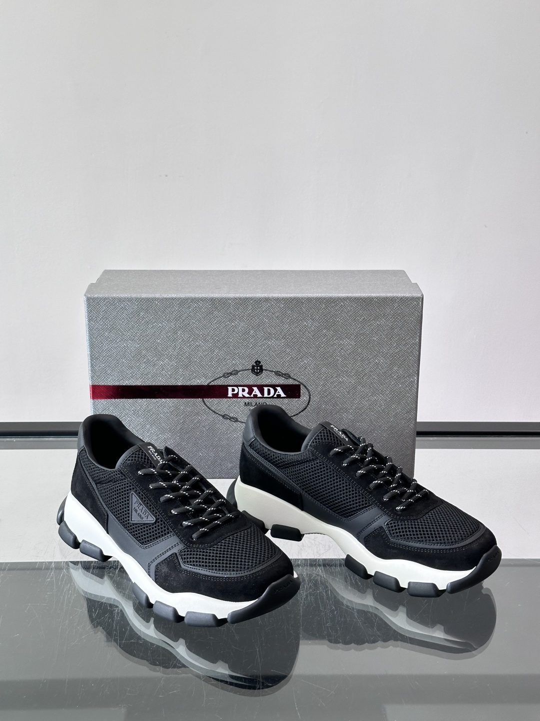 Prada 运动鞋💯百搭色调,网面 + 麂皮拼接鞋面,鞋侧有 Prada 三角形标志性的"符号"logo 压纹 Prada 运动鞋💯百搭色调,网面 + 麂皮拼接鞋面,鞋侧有 Prada 三角形标志性的"符号"logo 压纹