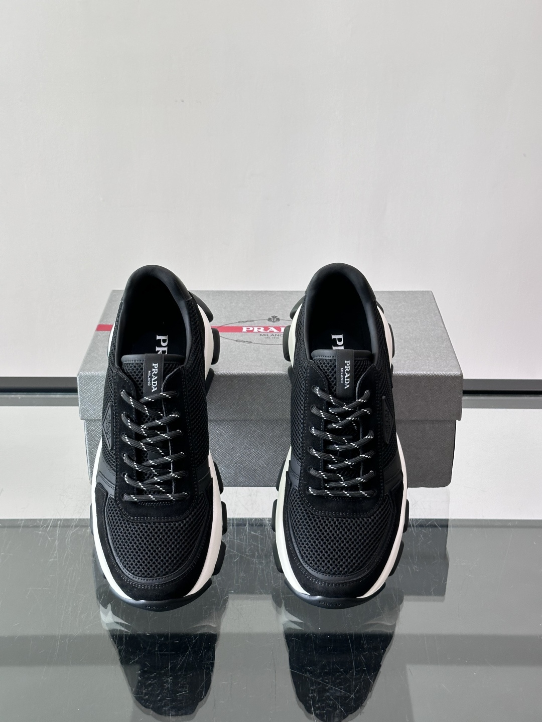 Prada 运动鞋💯百搭色调,网面 + 麂皮拼接鞋面,鞋侧有 Prada 三角形标志性的"符号"logo 压纹 Prada 运动鞋💯百搭色调,网面 + 麂皮拼接鞋面,鞋侧有 Prada 三角形标志性的"符号"logo 压纹