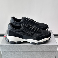 Prada 运动鞋💯百搭色调,网面 + 麂皮拼接鞋面,鞋侧有 Prada 三角形标志性的"符号"logo 压纹 Prada 运动鞋💯百搭色调,网面 + 麂皮拼接鞋面,鞋侧有 Prada 三角形标志性的"符号"logo 压纹