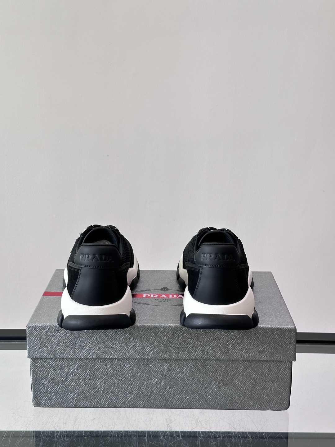 Prada 运动鞋💯百搭色调,网面 + 麂皮拼接鞋面,鞋侧有 Prada 三角形标志性的"符号"logo 压纹 Prada 运动鞋💯百搭色调,网面 + 麂皮拼接鞋面,鞋侧有 Prada 三角形标志性的"符号"logo 压纹