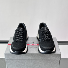 Prada 运动鞋💯百搭色调,网面 + 麂皮拼接鞋面,鞋侧有 Prada 三角形标志性的"符号"logo 压纹 Prada 运动鞋💯百搭色调,网面 + 麂皮拼接鞋面,鞋侧有 Prada 三角形标志性的"符号"logo 压纹