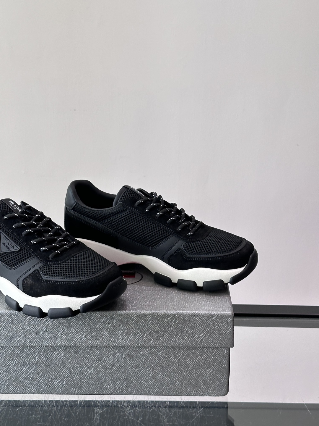 Prada 运动鞋💯百搭色调,网面 + 麂皮拼接鞋面,鞋侧有 Prada 三角形标志性的"符号"logo 压纹 Prada 运动鞋💯百搭色调,网面 + 麂皮拼接鞋面,鞋侧有 Prada 三角形标志性的"符号"logo 压纹
