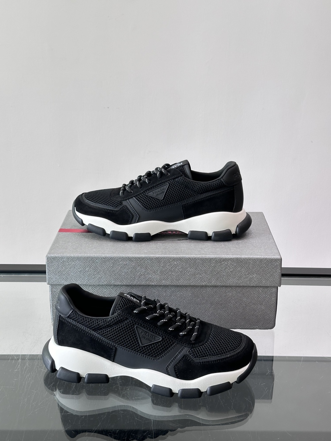 Prada 运动鞋💯百搭色调,网面 + 麂皮拼接鞋面,鞋侧有 Prada 三角形标志性的"符号"logo 压纹 Prada 运动鞋💯百搭色调,网面 + 麂皮拼接鞋面,鞋侧有 Prada 三角形标志性的"符号"logo 压纹