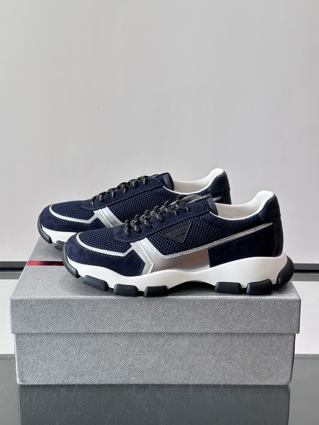 ​​Prada  运动鞋​​💯百搭色调，网面 + 麂皮拼接鞋面，鞋侧有 Prada 三角形标志性的"符号"logo 压纹