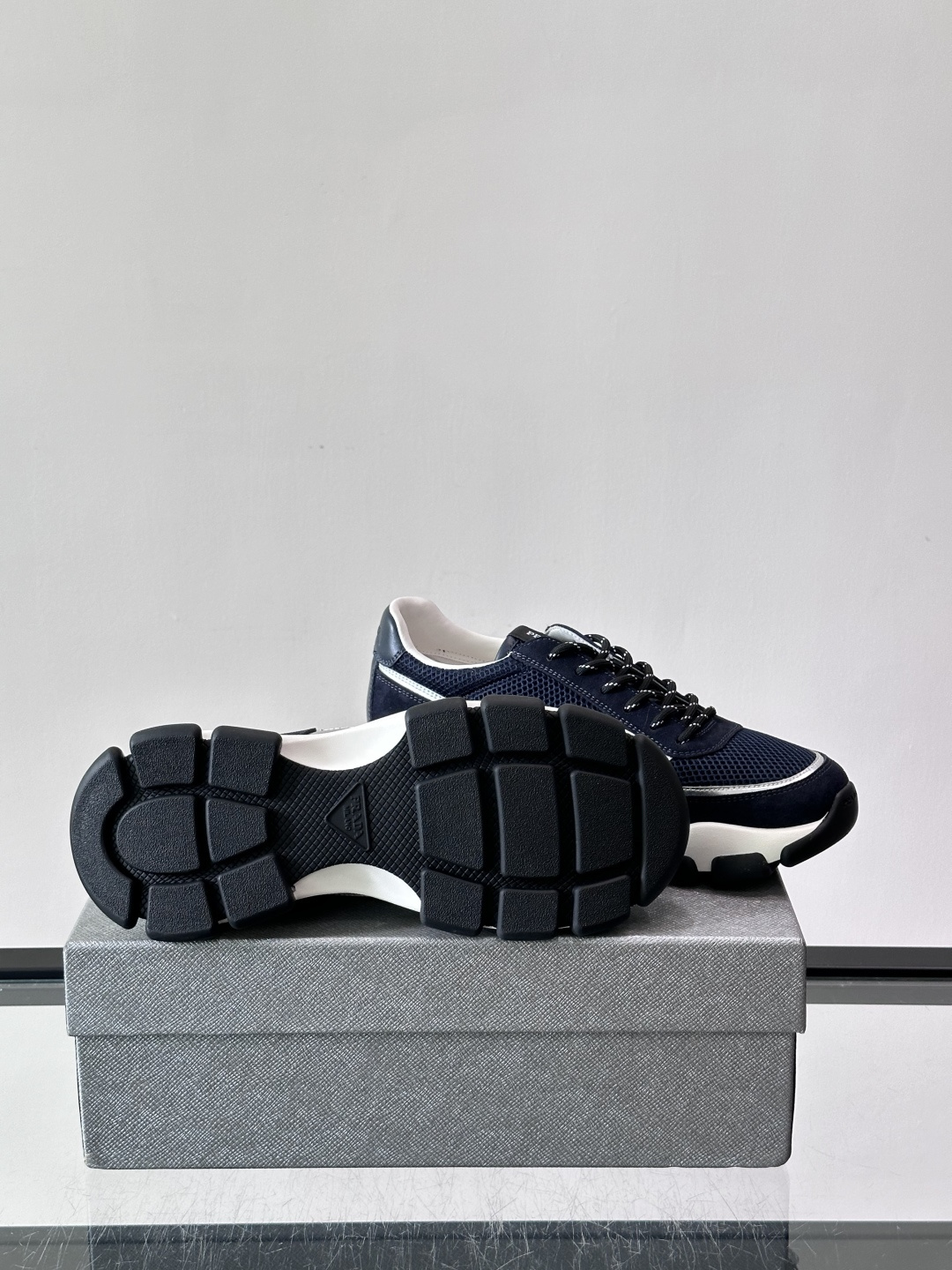 ​​Prada  运动鞋​​💯百搭色调，网面 + 麂皮拼接鞋面，鞋侧有 Prada 三角形标志性的"符号"logo 压纹