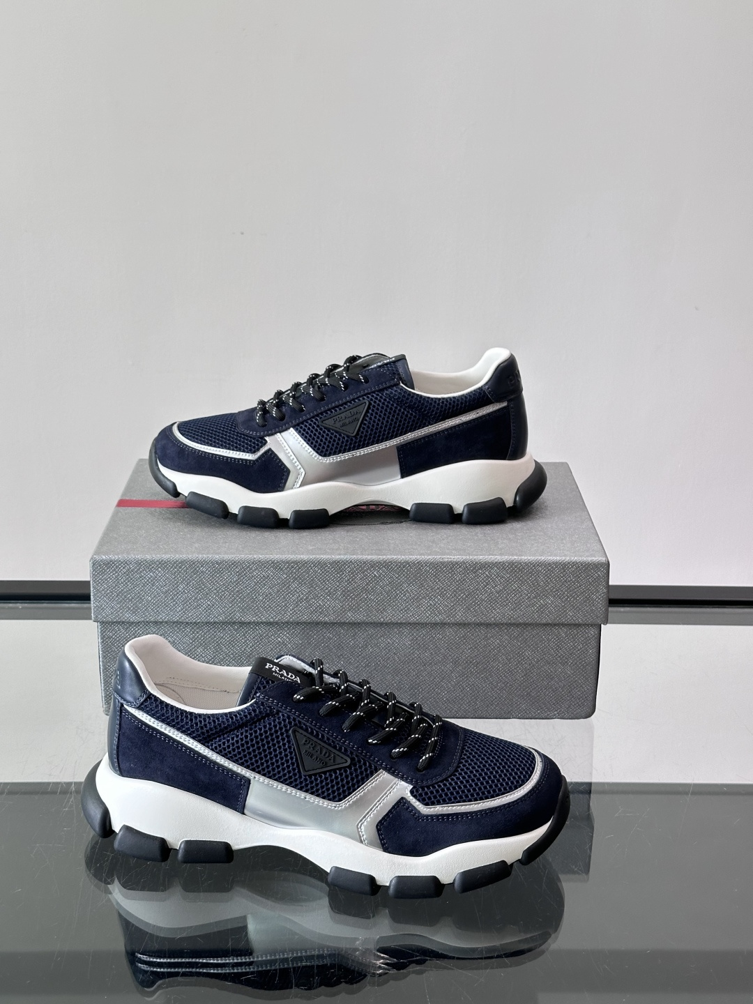 ​​Prada  运动鞋​​💯百搭色调，网面 + 麂皮拼接鞋面，鞋侧有 Prada 三角形标志性的"符号"logo 压纹