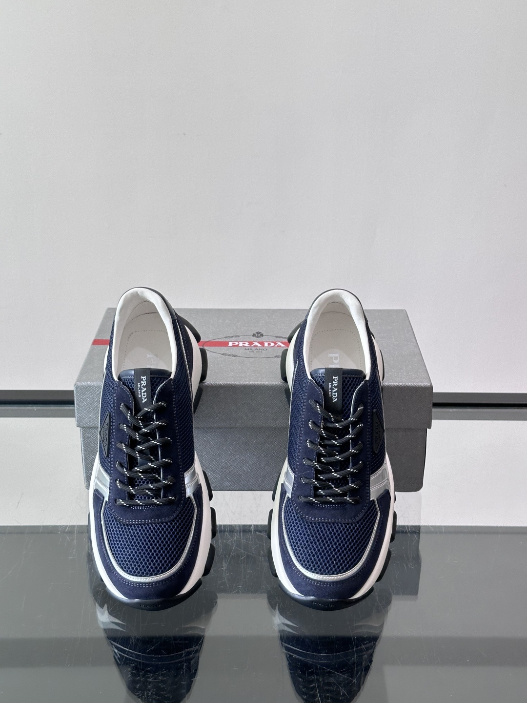 ​​Prada  运动鞋​​💯百搭色调，网面 + 麂皮拼接鞋面，鞋侧有 Prada 三角形标志性的"符号"logo 压纹