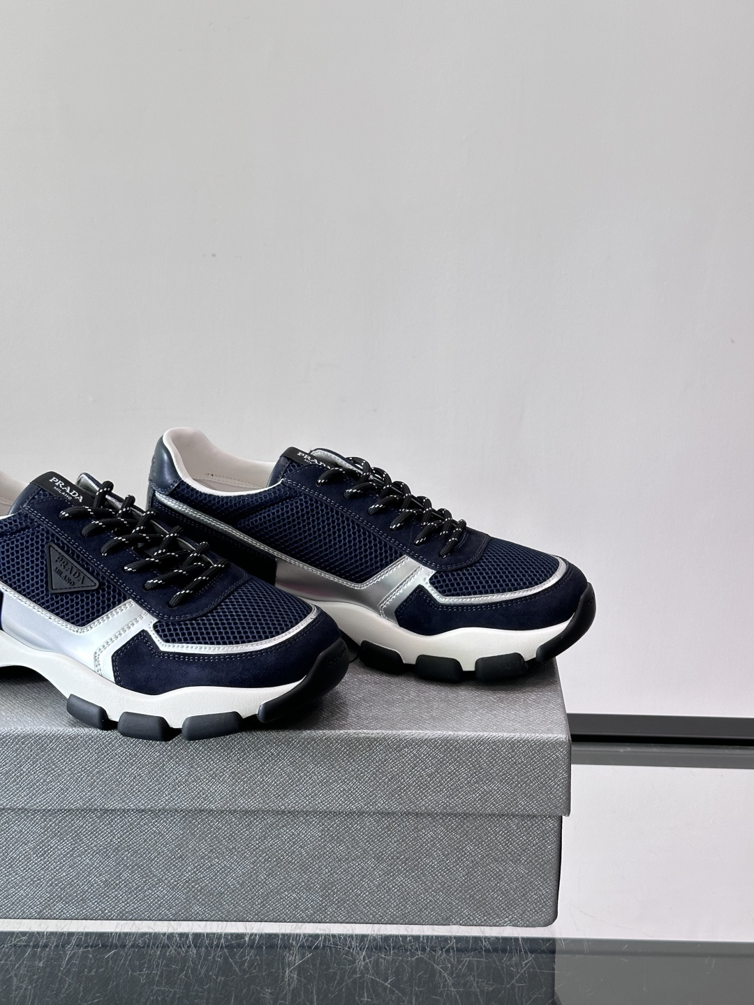 ​​Prada  运动鞋​​💯百搭色调，网面 + 麂皮拼接鞋面，鞋侧有 Prada 三角形标志性的"符号"logo 压纹