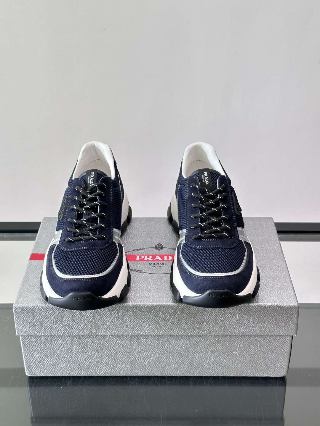 ​​Prada  运动鞋​​💯百搭色调，网面 + 麂皮拼接鞋面，鞋侧有 Prada 三角形标志性的"符号"logo 压纹