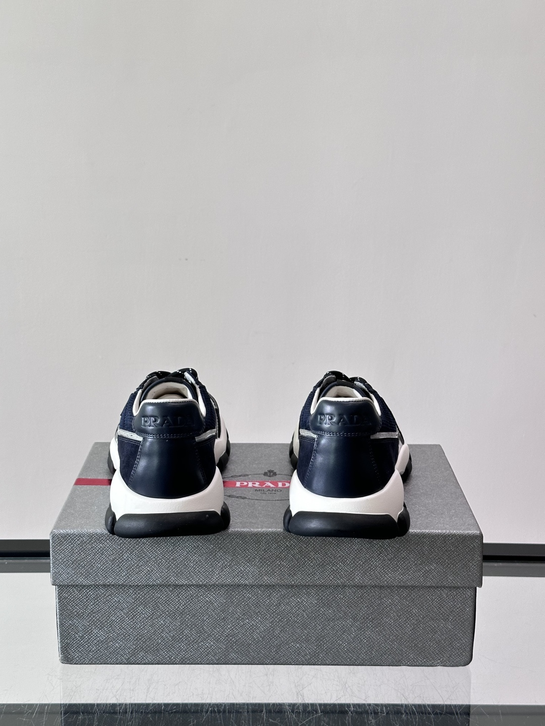 ​​Prada  运动鞋​​💯百搭色调，网面 + 麂皮拼接鞋面，鞋侧有 Prada 三角形标志性的"符号"logo 压纹