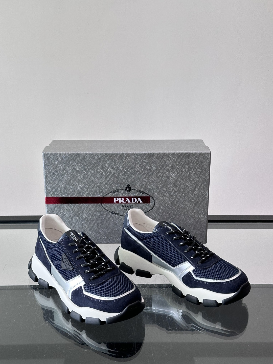 ​​Prada  运动鞋​​💯百搭色调，网面 + 麂皮拼接鞋面，鞋侧有 Prada 三角形标志性的"符号"logo 压纹