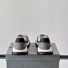 Prada 运动鞋💯百搭色调,网面 + 麂皮拼接鞋面,鞋侧有 Prada 三角形标志性的"符号"logo 压纹 Prada 运动鞋💯百搭色调,网面 + 麂皮拼接鞋面,鞋侧有 Prada 三角形标志性的"符号"logo 压纹