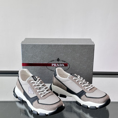 Prada 运动鞋💯百搭色调,网面 + 麂皮拼接鞋面,鞋侧有 Prada 三角形标志性的"符号"logo 压纹 Prada 运动鞋💯百搭色调,网面 + 麂皮拼接鞋面,鞋侧有 Prada 三角形标志性的"符号"logo 压纹