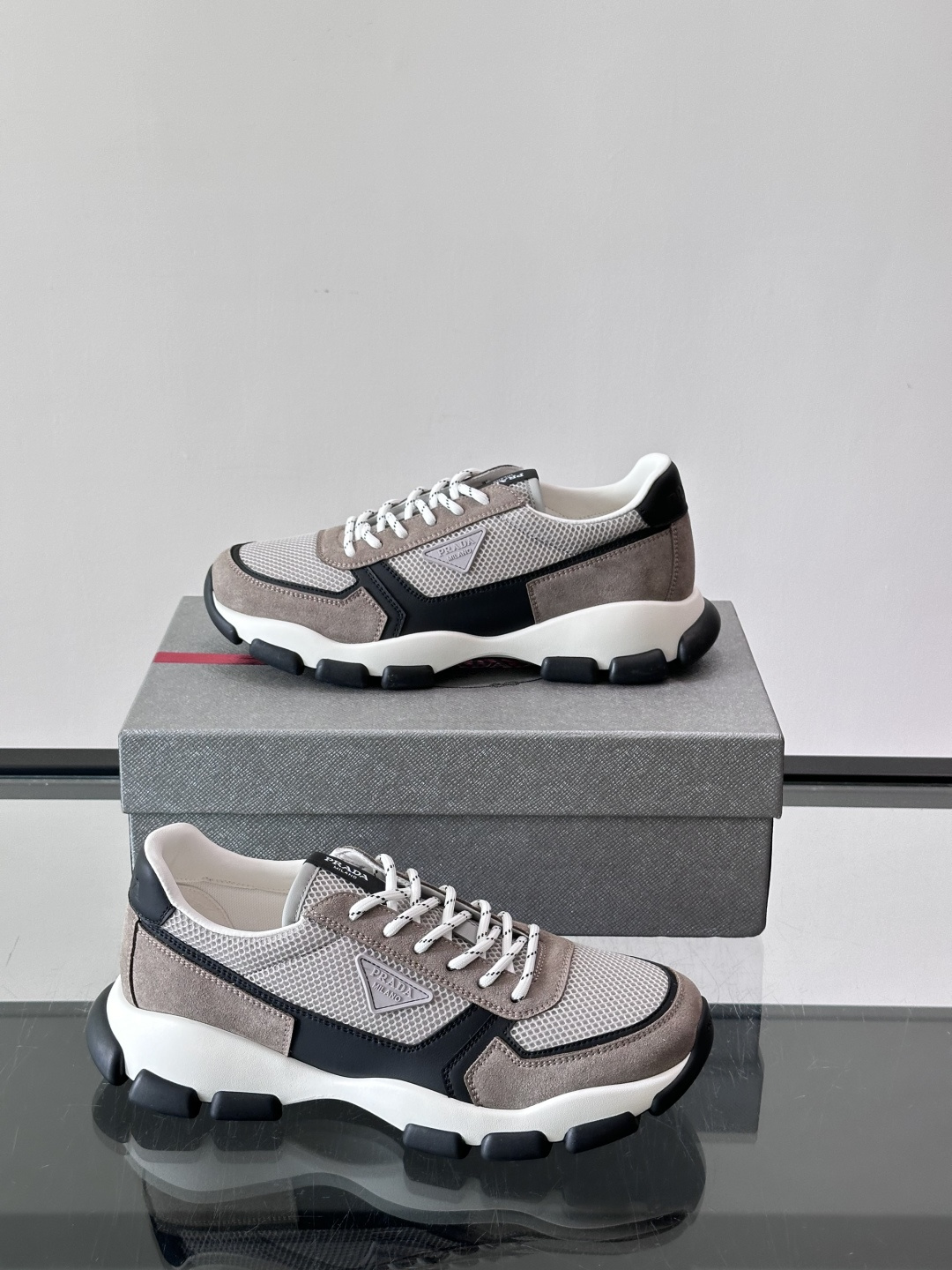 Prada 运动鞋💯百搭色调,网面 + 麂皮拼接鞋面,鞋侧有 Prada 三角形标志性的"符号"logo 压纹 Prada 运动鞋💯百搭色调,网面 + 麂皮拼接鞋面,鞋侧有 Prada 三角形标志性的"符号"logo 压纹
