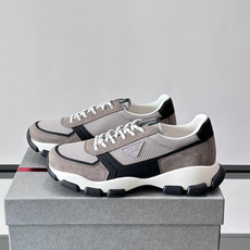 Prada 运动鞋💯百搭色调,网面 + 麂皮拼接鞋面,鞋侧有 Prada 三角形标志性的"符号"logo 压纹 Prada 运动鞋💯百搭色调,网面 + 麂皮拼接鞋面,鞋侧有 Prada 三角形标志性的"符号"logo 压纹