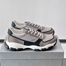 Prada 运动鞋💯百搭色调,网面 + 麂皮拼接鞋面,鞋侧有 Prada 三角形标志性的"符号"logo 压纹 Prada 运动鞋💯百搭色调,网面 + 麂皮拼接鞋面,鞋侧有 Prada 三角形标志性的"符号"logo 压纹