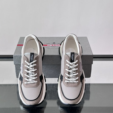 Prada 运动鞋💯百搭色调,网面 + 麂皮拼接鞋面,鞋侧有 Prada 三角形标志性的"符号"logo 压纹 Prada 运动鞋💯百搭色调,网面 + 麂皮拼接鞋面,鞋侧有 Prada 三角形标志性的"符号"logo 压纹
