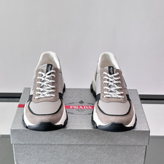 Prada 运动鞋💯百搭色调,网面 + 麂皮拼接鞋面,鞋侧有 Prada 三角形标志性的"符号"logo 压纹 Prada 运动鞋💯百搭色调,网面 + 麂皮拼接鞋面,鞋侧有 Prada 三角形标志性的"符号"logo 压纹