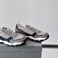 Prada 运动鞋💯百搭色调,网面 + 麂皮拼接鞋面,鞋侧有 Prada 三角形标志性的"符号"logo 压纹 Prada 运动鞋💯百搭色调,网面 + 麂皮拼接鞋面,鞋侧有 Prada 三角形标志性的"符号"logo 压纹