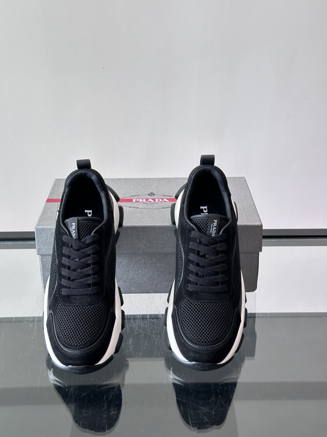 ​​Prada 男士休闲 运动鞋​​，皮革拼接 + 网面鞋面，白色🤍中底 + 黑色⚫️波浪纹橡胶外底。 日常更耐脏。棕色