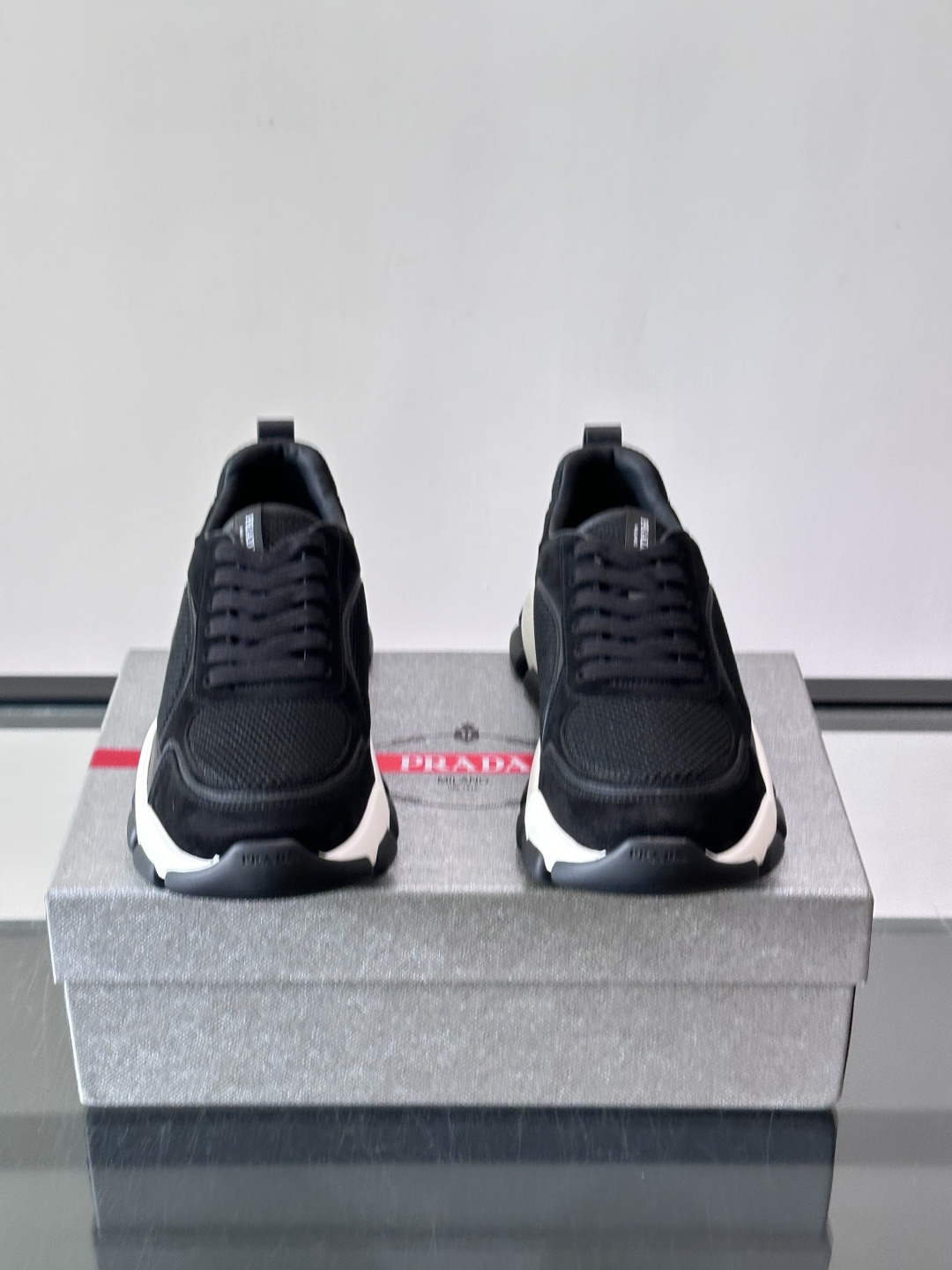 ​​Prada 男士休闲 运动鞋​​，皮革拼接 + 网面鞋面，白色🤍中底 + 黑色⚫️波浪纹橡胶外底。 日常更耐脏。棕色
