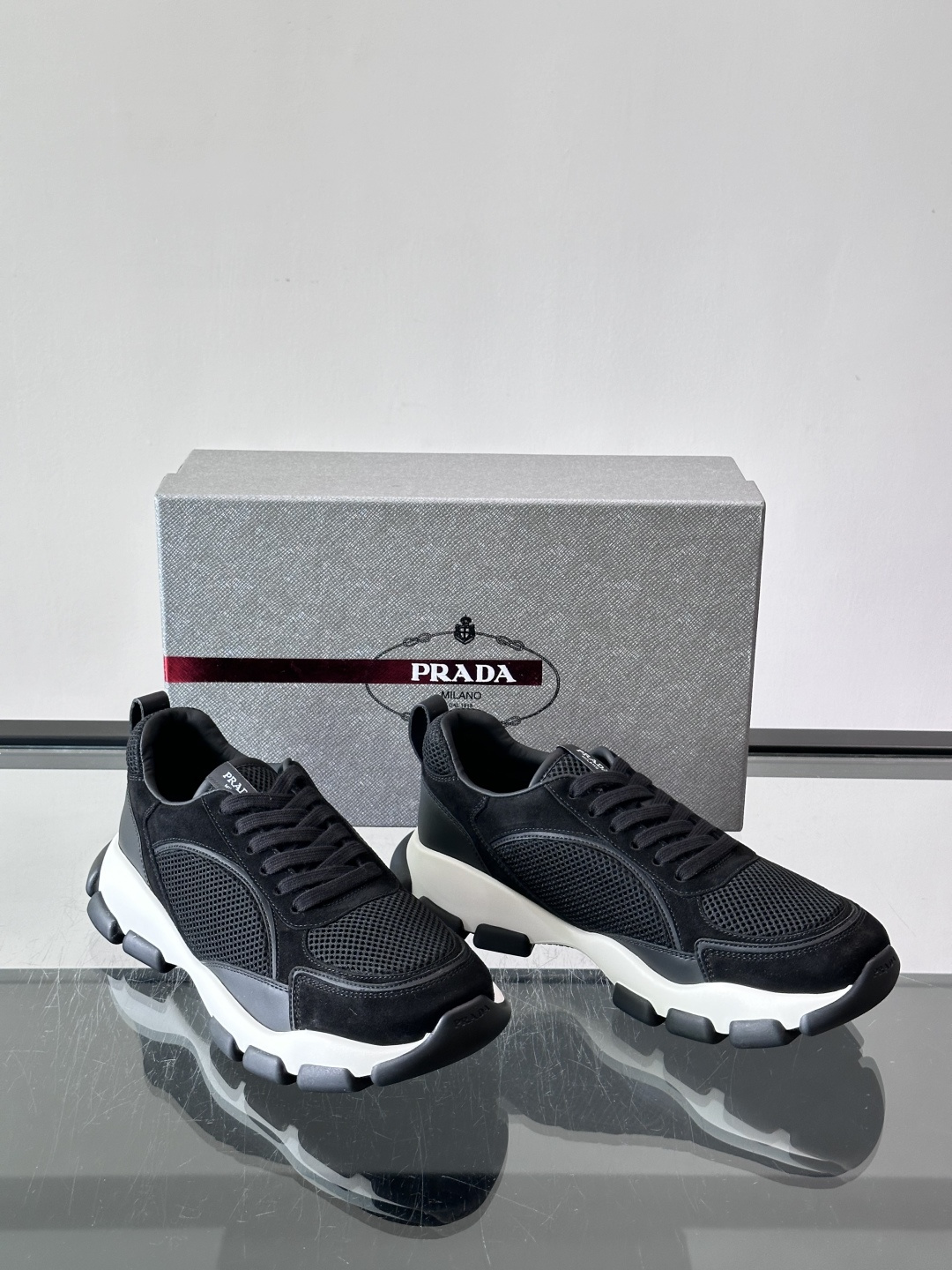 ​​Prada 男士休闲 运动鞋​​，皮革拼接 + 网面鞋面，白色🤍中底 + 黑色⚫️波浪纹橡胶外底。 日常更耐脏。棕色