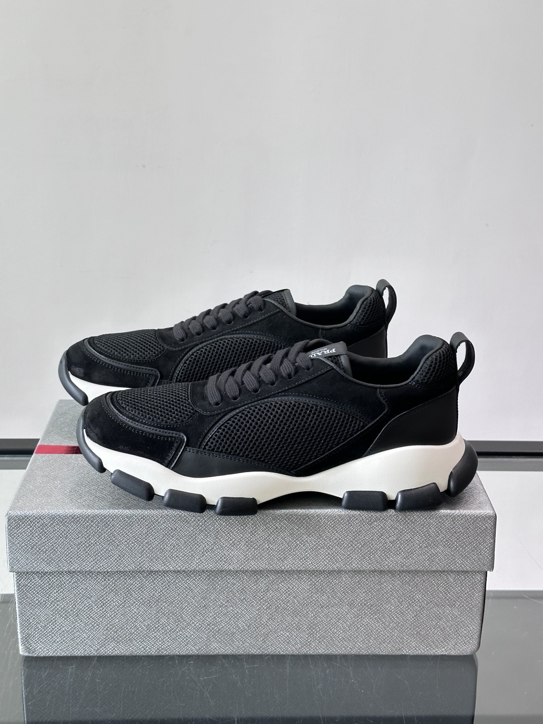​​Prada 男士休闲 运动鞋​​，皮革拼接 + 网面鞋面，白色🤍中底 + 黑色⚫️波浪纹橡胶外底。 日常更耐脏。棕色