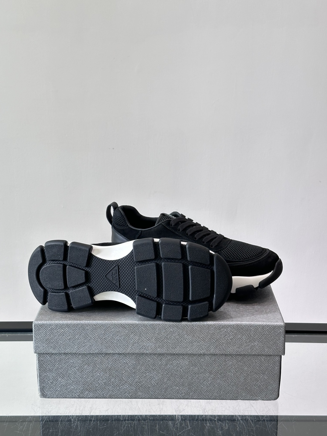 ​​Prada 男士休闲 运动鞋​​，皮革拼接 + 网面鞋面，白色🤍中底 + 黑色⚫️波浪纹橡胶外底。 日常更耐脏。棕色