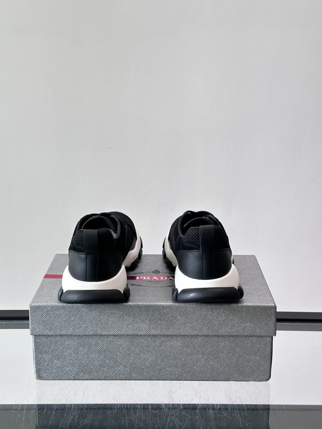 ​​Prada 男士休闲 运动鞋​​，皮革拼接 + 网面鞋面，白色🤍中底 + 黑色⚫️波浪纹橡胶外底。 日常更耐脏。棕色