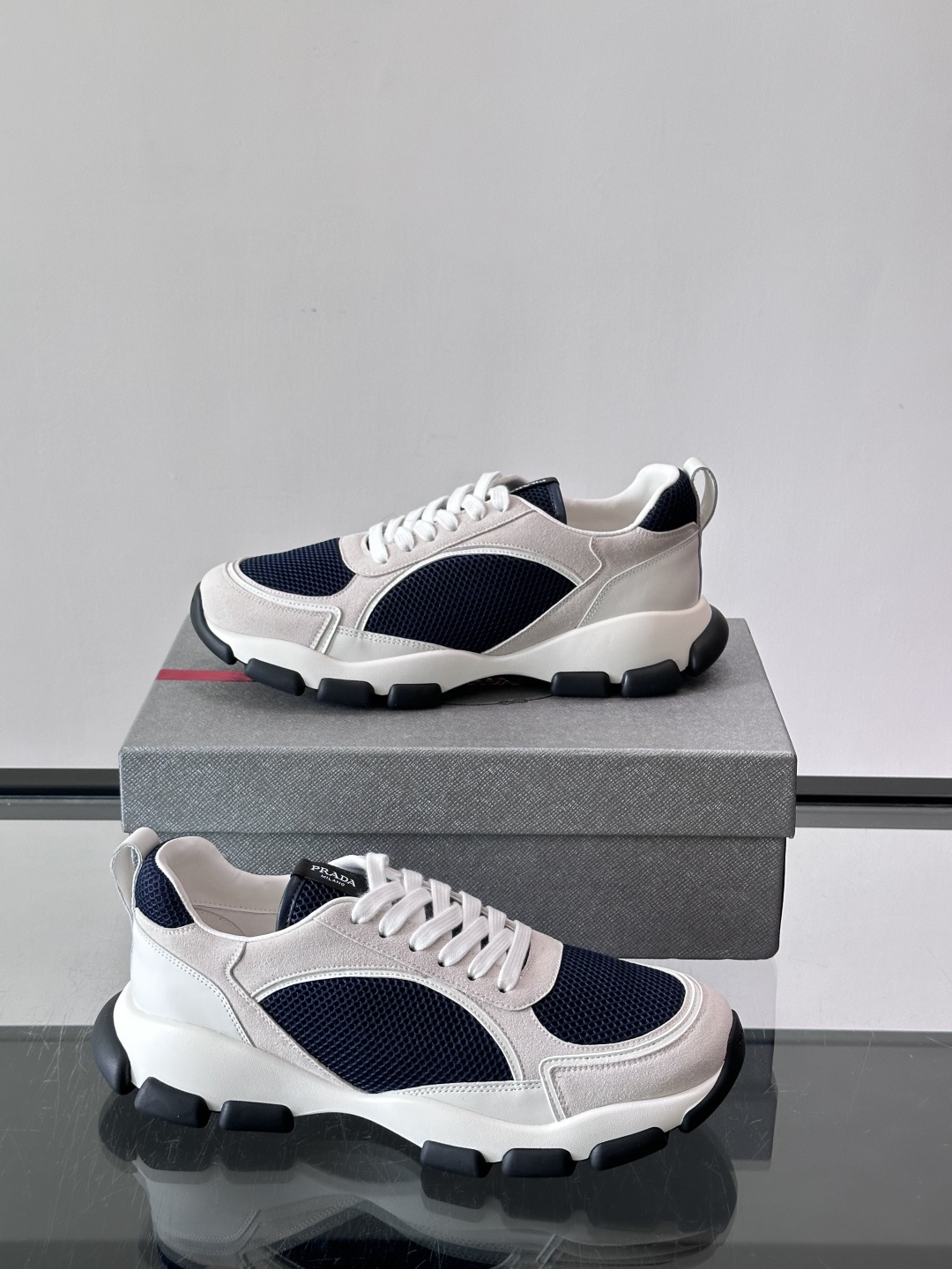 ​​Prada 男士休闲 运动鞋​​，皮革拼接 + 网面鞋面，白色🤍中底 + 黑色⚫️波浪纹橡胶外底。 日常更耐脏。棕色