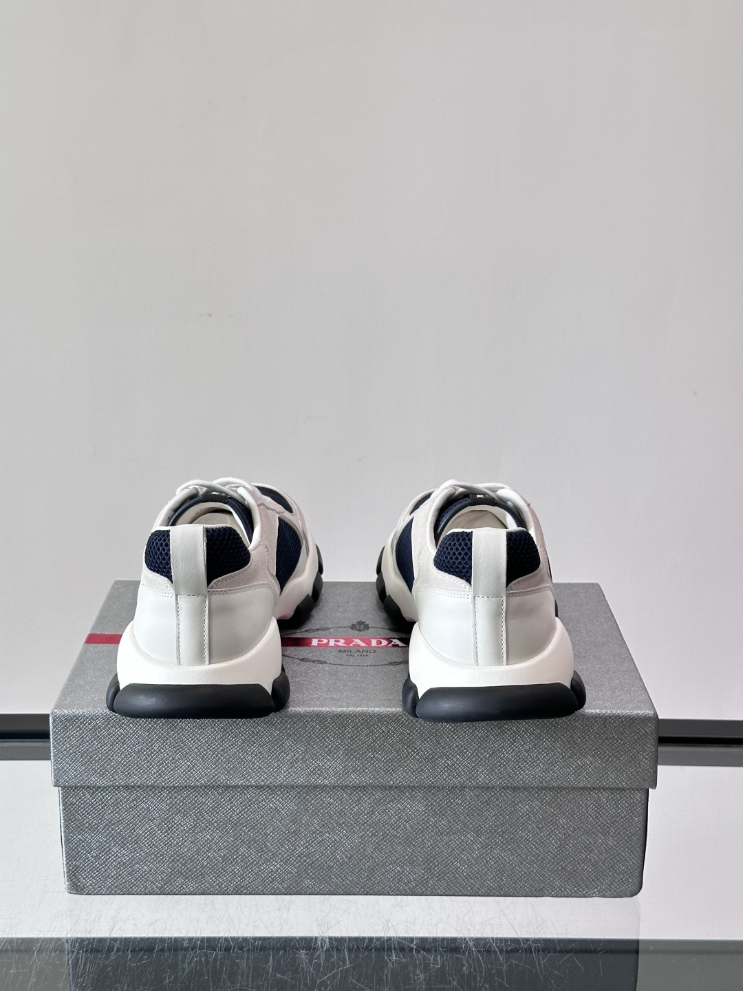 ​​Prada 男士休闲 运动鞋​​，皮革拼接 + 网面鞋面，白色🤍中底 + 黑色⚫️波浪纹橡胶外底。 日常更耐脏。棕色