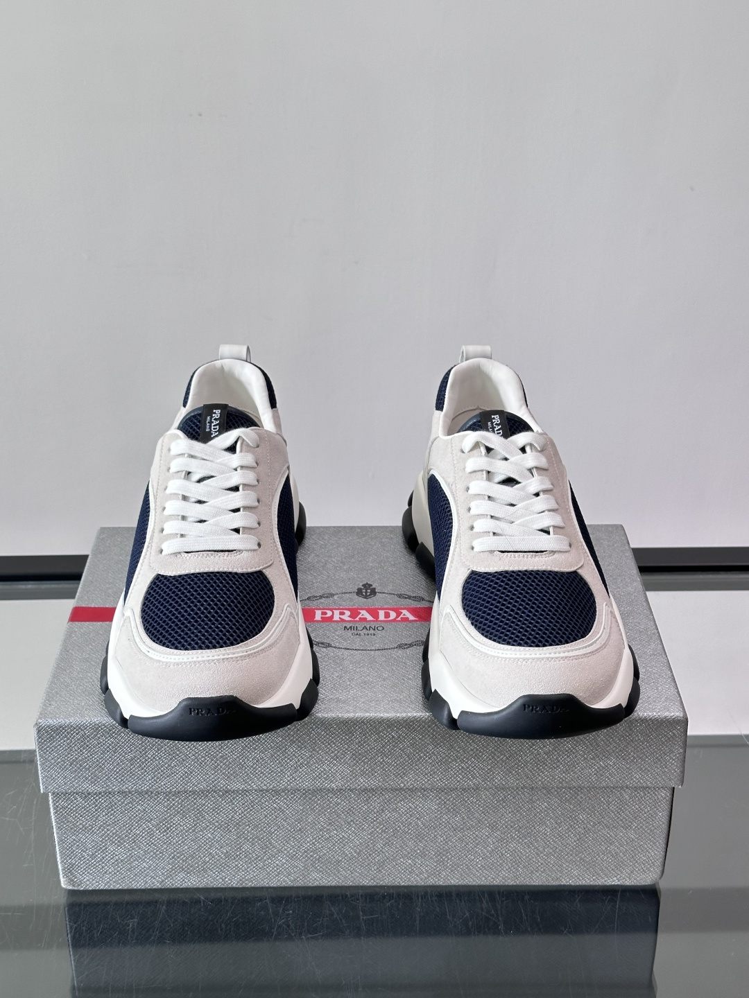 ​​Prada 男士休闲 运动鞋​​，皮革拼接 + 网面鞋面，白色🤍中底 + 黑色⚫️波浪纹橡胶外底。 日常更耐脏。棕色