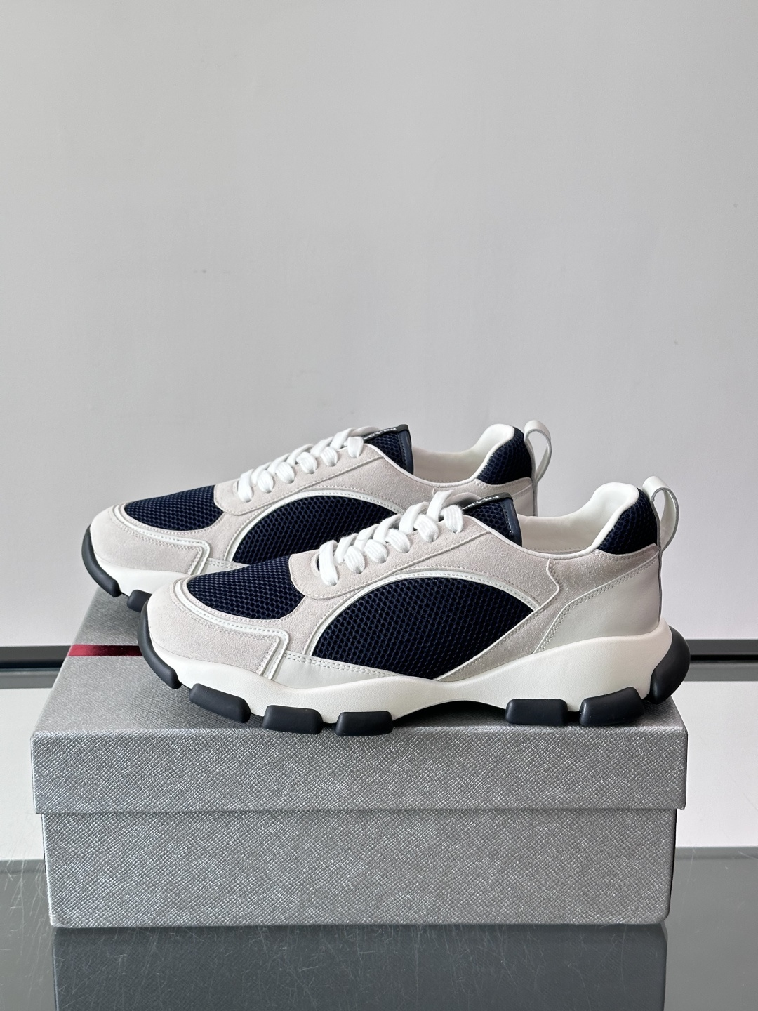 ​​Prada 男士休闲 运动鞋​​，皮革拼接 + 网面鞋面，白色🤍中底 + 黑色⚫️波浪纹橡胶外底。 日常更耐脏。棕色