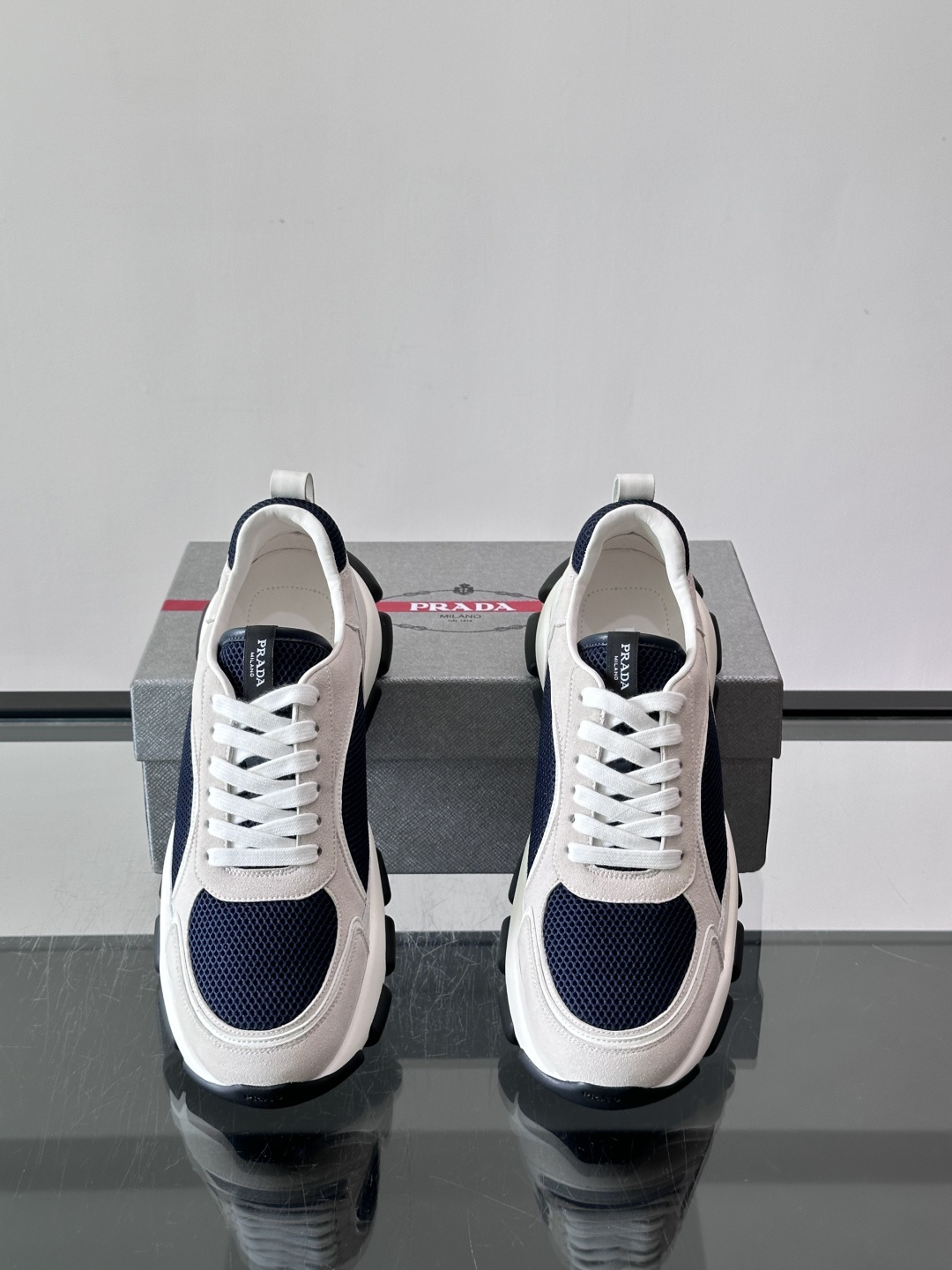 ​​Prada 男士休闲 运动鞋​​，皮革拼接 + 网面鞋面，白色🤍中底 + 黑色⚫️波浪纹橡胶外底。 日常更耐脏。棕色