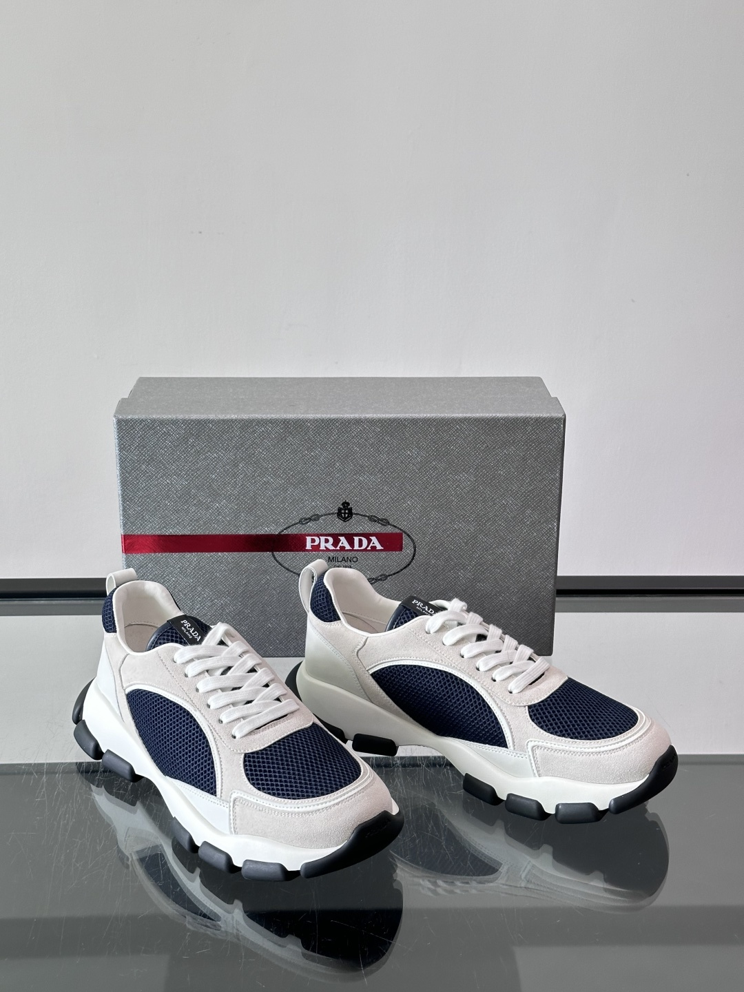 ​​Prada 男士休闲 运动鞋​​，皮革拼接 + 网面鞋面，白色🤍中底 + 黑色⚫️波浪纹橡胶外底。 日常更耐脏。棕色