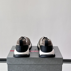 Prada 男士休闲 运动鞋,皮革拼接 + 网面鞋面,白色🤍中底 + 黑色⚫️波浪纹橡胶外底。 日常更耐脏。棕色 Prada 男士休闲 运动鞋,皮革拼接 + 网面鞋面,白色🤍中底 + 黑色⚫️波浪纹橡胶外底。 日常更耐脏。棕色