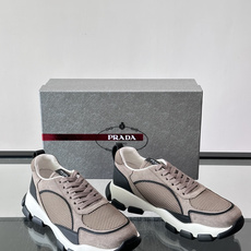 Prada 男士休闲 运动鞋,皮革拼接 + 网面鞋面,白色🤍中底 + 黑色⚫️波浪纹橡胶外底。 日常更耐脏。棕色 Prada 男士休闲 运动鞋,皮革拼接 + 网面鞋面,白色🤍中底 + 黑色⚫️波浪纹橡胶外底。 日常更耐脏。棕色