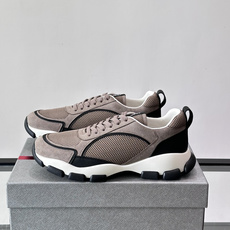 Prada 男士休闲 运动鞋,皮革拼接 + 网面鞋面,白色🤍中底 + 黑色⚫️波浪纹橡胶外底。 日常更耐脏。棕色 Prada 男士休闲 运动鞋,皮革拼接 + 网面鞋面,白色🤍中底 + 黑色⚫️波浪纹橡胶外底。 日常更耐脏。棕色