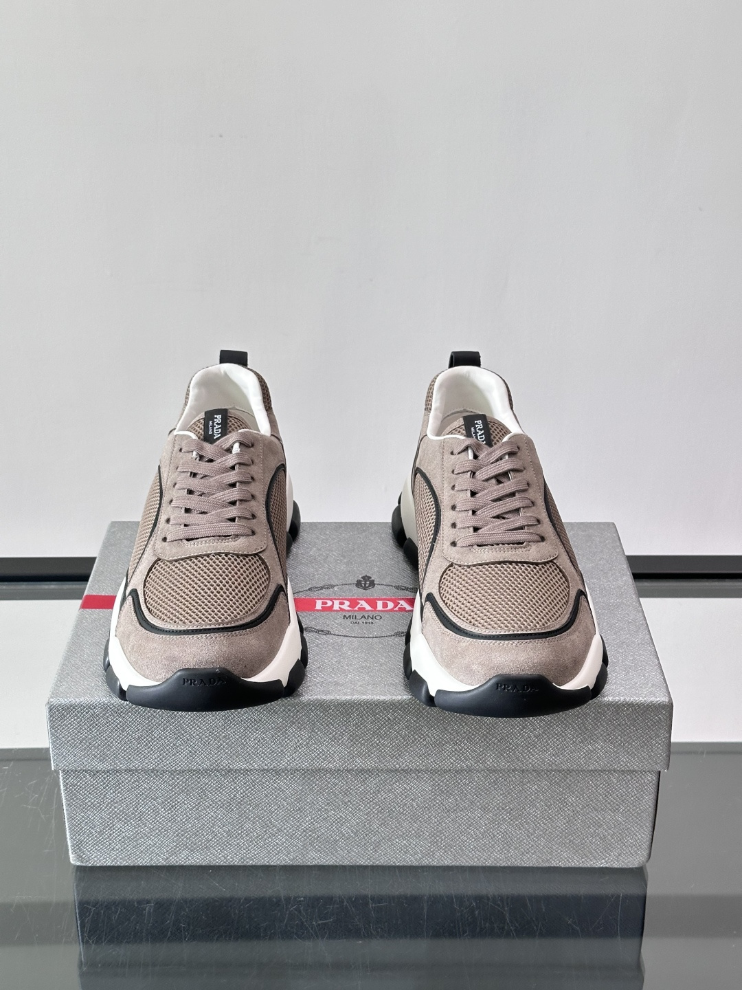 Prada 男士休闲 运动鞋,皮革拼接 + 网面鞋面,白色🤍中底 + 黑色⚫️波浪纹橡胶外底。 日常更耐脏。棕色 Prada 男士休闲 运动鞋,皮革拼接 + 网面鞋面,白色🤍中底 + 黑色⚫️波浪纹橡胶外底。 日常更耐脏。棕色