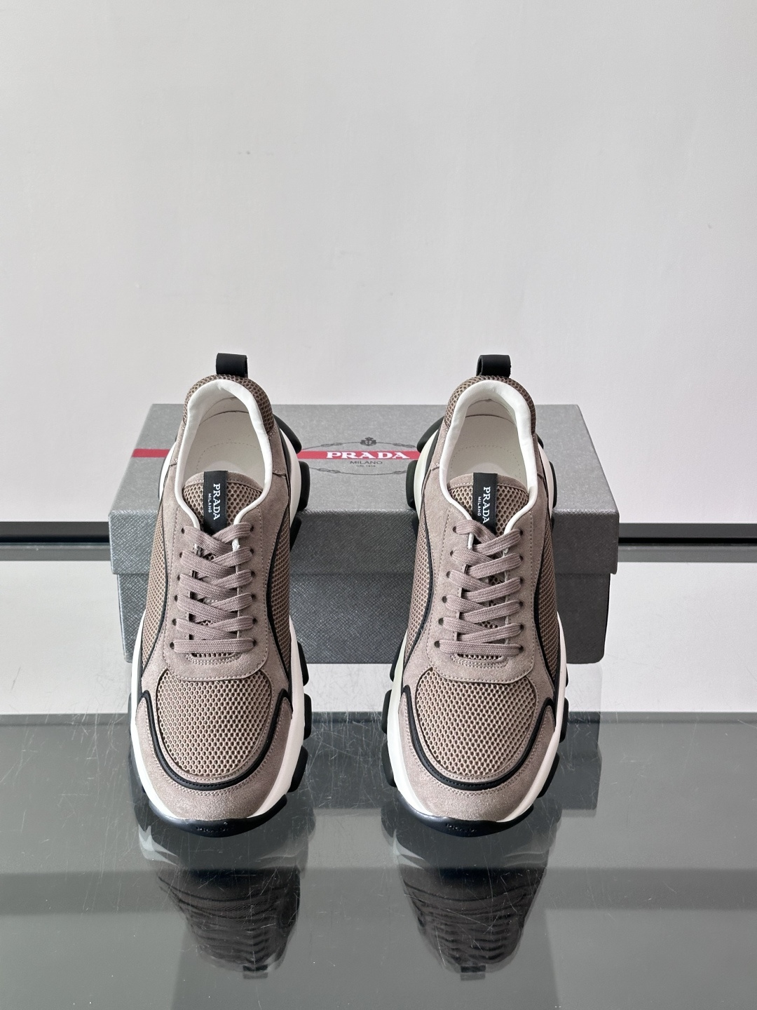 Prada 男士休闲 运动鞋,皮革拼接 + 网面鞋面,白色🤍中底 + 黑色⚫️波浪纹橡胶外底。 日常更耐脏。棕色 Prada 男士休闲 运动鞋,皮革拼接 + 网面鞋面,白色🤍中底 + 黑色⚫️波浪纹橡胶外底。 日常更耐脏。棕色