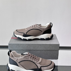 Prada 男士休闲 运动鞋,皮革拼接 + 网面鞋面,白色🤍中底 + 黑色⚫️波浪纹橡胶外底。 日常更耐脏。棕色 Prada 男士休闲 运动鞋,皮革拼接 + 网面鞋面,白色🤍中底 + 黑色⚫️波浪纹橡胶外底。 日常更耐脏。棕色