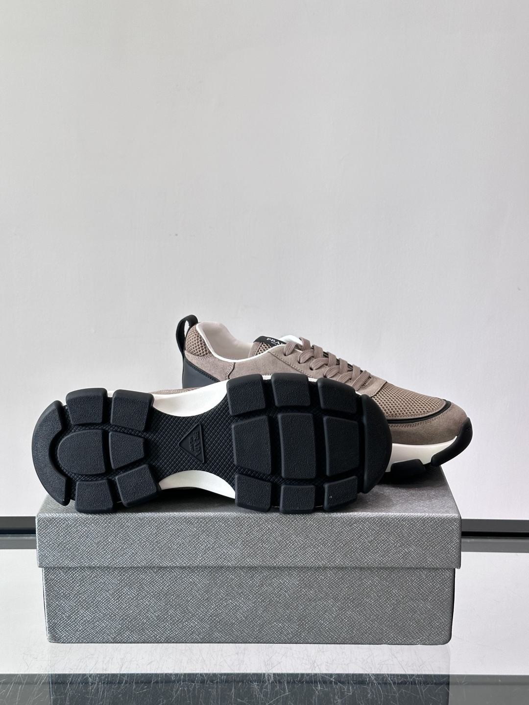 Prada 男士休闲 运动鞋,皮革拼接 + 网面鞋面,白色🤍中底 + 黑色⚫️波浪纹橡胶外底。 日常更耐脏。棕色 Prada 男士休闲 运动鞋,皮革拼接 + 网面鞋面,白色🤍中底 + 黑色⚫️波浪纹橡胶外底。 日常更耐脏。棕色