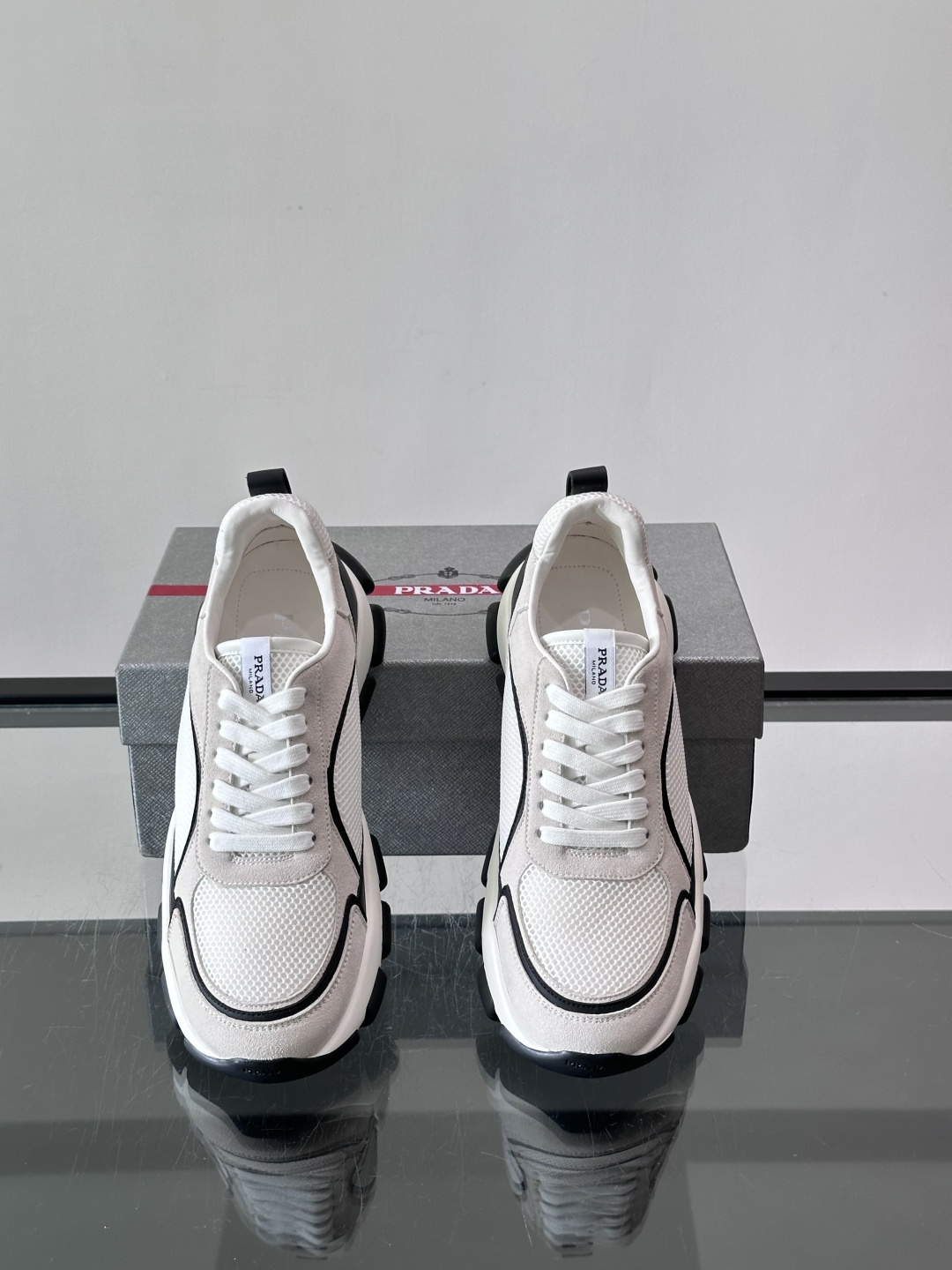 ​​Prada 男士休闲 运动鞋​​，皮革拼接 + 网面鞋面，白色🤍中底 + 黑色⚫️波浪纹橡胶外底。 日常更耐脏。棕色