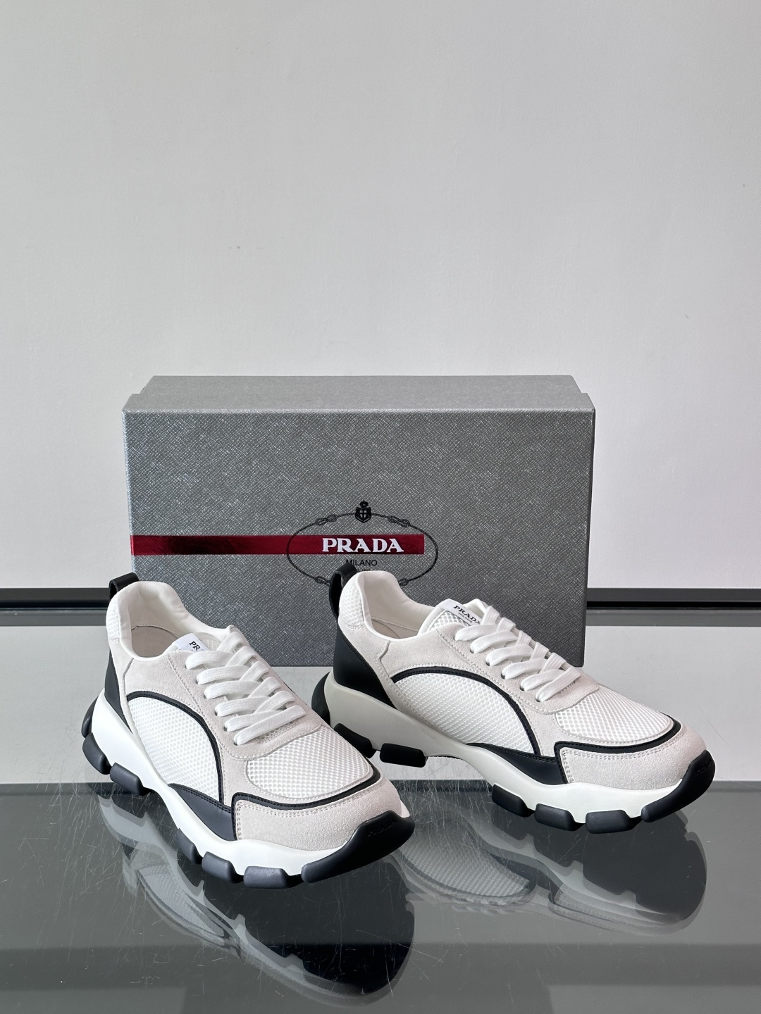 ​​Prada 男士休闲 运动鞋​​，皮革拼接 + 网面鞋面，白色🤍中底 + 黑色⚫️波浪纹橡胶外底。 日常更耐脏。棕色